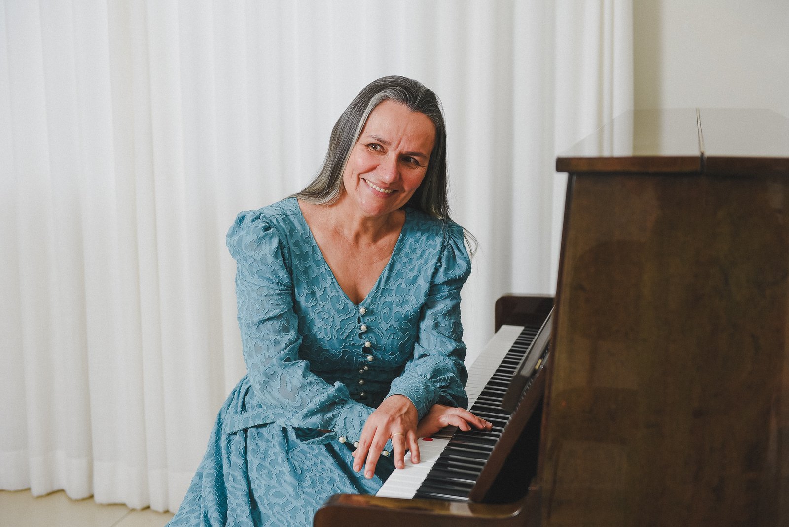 ELIANE BERTOLUSSI-PROFESSORA DE PIANO E ORGÃO ELETRÔNICO